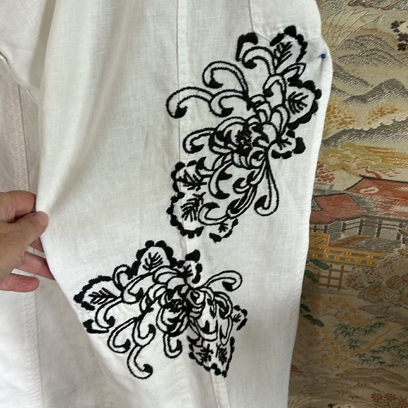BOSTON PROPER WHIte LINEN BLACK FLORAL EMBROIDERED ON LEG CAPRI PANTS SIZE 6 - Picture 7 of 10